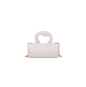 Vue détaillée du mini sac à main avec poignée en cœur et bandoulière chaîne dorée