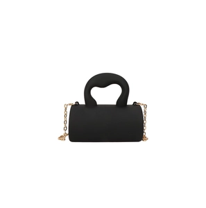 Détail d'un mini sac cylindrique noir avec poignée ronde et chaîne dorée fine