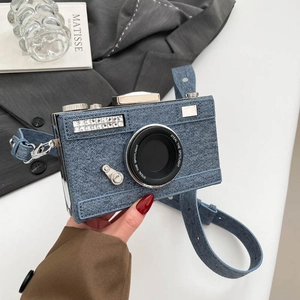 Sac bandoulière rétro en denim forme appareil photo avec strass et détails argentés