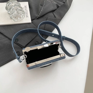 Petit sac bandoulière chic en jean forme appareil photo avec cadre argenté et sangle