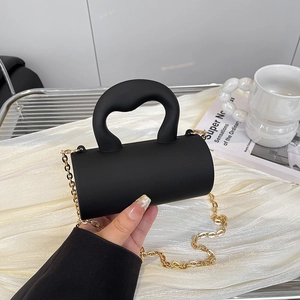 Mini sac cylindrique noir avec bandoulière chaîne dorée et poignée intégrée