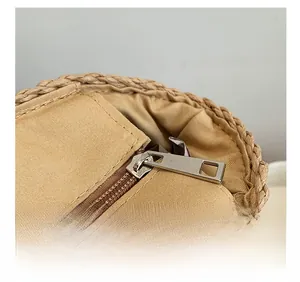 Détail de la fermeture éclair en métal et doublure textile du grand sac en paille