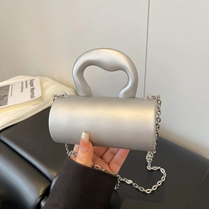 Mini sac cylindre argent mat avec poignée épaisse et bandoulière en chaîne