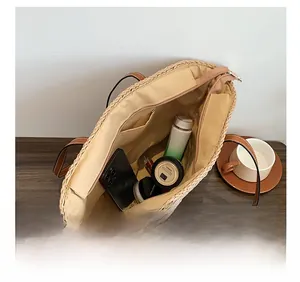 Vue détaillée de l'intérieur d'un grand sac en paille avec doublure et cuir