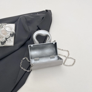 Mini sac seau argenté avec poignée et chaîne en métal amovible en vue ouverte