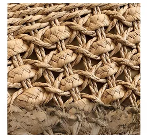 Gros plan détaillé de la texture en paille naturelle et du motif tissé à la main du sac