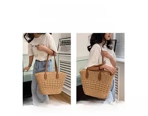 Détail des modes de portage polyvalents du grand sac cabas en paille tissée souple