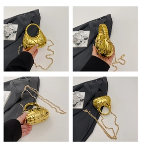 Detailansicht einer goldenen gesteppten Kettentasche mit Acryl-Finish im Viererraster