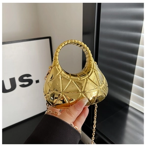 Détail du sac de soirée doré avec triangles géométriques 3D et bandoulière chaîne