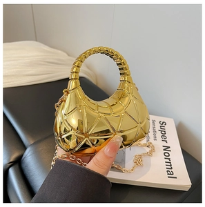 Gros plan d'un sac de soirée doré à texture géométrique et chaîne métallique