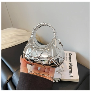 Détail du sac hobo argenté avec texture géométrique et fine bandoulière chaîne