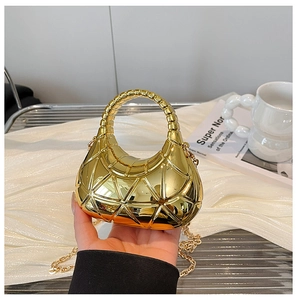 Nahaufnahme der goldenen Abendtasche in Halbmondform mit Steppung und Kette