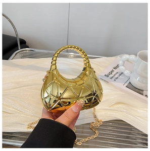 Detail der goldenen Hobo-Tasche mit geometrischer Steppung und Perlenhandgriff-Design