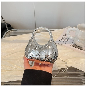 Silberne geometrische Metallic-Handtasche mit Kette in minimalistischem Dekor