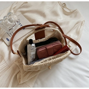Detailansicht der Stroh-Strandtasche mit Lederbesatz und großem Stauraum für Utensilien