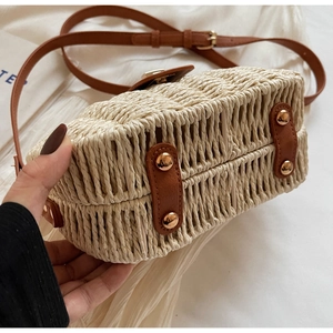 Detail der Bohème-Strohtasche mit braunem Lederboden, Goldnieten und feinem Flechtwerk