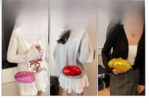 Pochette a conchiglia marmorizzata francese in versione tracolla, spalla e a mano
