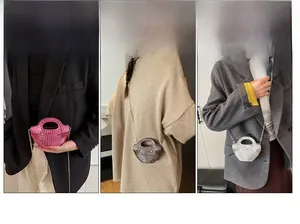 Mini borsa intrecciata in acrilico rosa, bronzo e argento con sottili catene in metallo