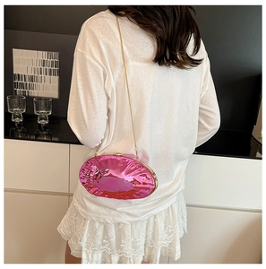 Dettaglio pochette rosa metallizzato con trama irregolare e tracolla a catena d'oro