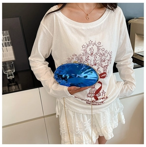 Dettaglio della pochette blu elettrico con trama a onde e sottile catena dorata