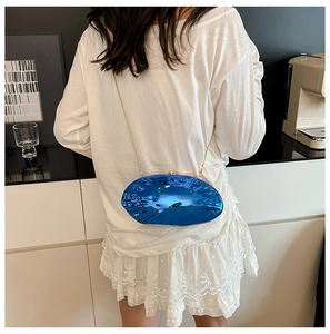 Dettaglio macro della borsa blu reale metallizzata con trama a onde e catena dorata