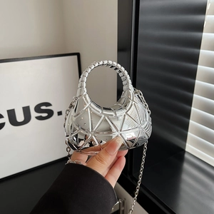 Silberne Acryl Abendtasche mit 3D-Geometriemuster und Metallkette für Damen