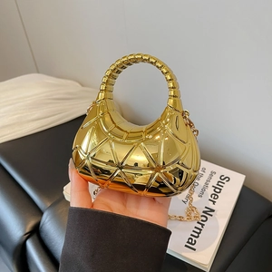 Goldene Acryl Abendtasche mit geometrischer Textur und Metallkette in Mondform