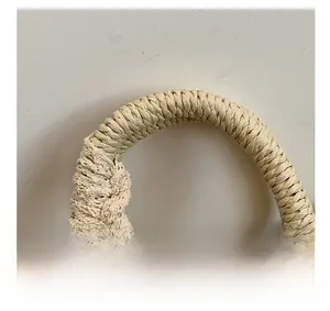 Dettaglio del manico in paglia beige con finiture in pizzo bianco e trama in fibra naturale