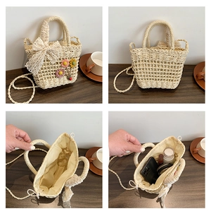 Dettagli borsa in paglia beige con fiori, fiocco di pizzo e chiusura con coulisse interna