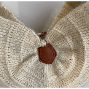 Détail du sac en tricot au crochet avec texture mohair douce et fermoir en cuir à corne