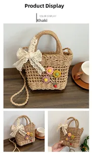 Dettaglio borsa in paglia color kaki con fiori e fiocco in pizzo bianco elegante