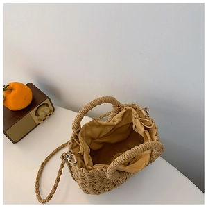 Vue détaillée du sac en paille avec doublure à cordon sécurisée et poignées tressées