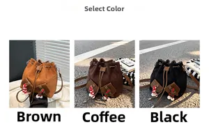 Trois options de couleurs de sacs seaux à cordon avec des pompons de Noël festifs