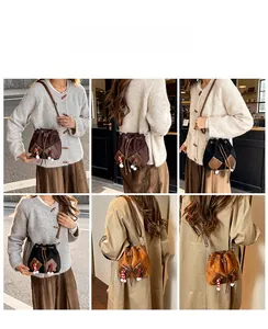 Détails d'un sac seau vintage à cordon avec breloques festives en plusieurs coloris