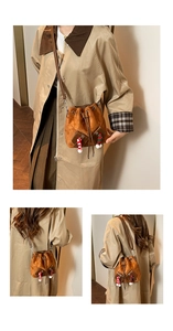Détail du sac seau en daim marron avec cordon et pendentif chaussette de Noël