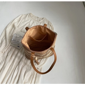 Détail intérieur du sac de plage tissé avec fermeture éclair et gland en bois