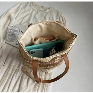 Vue détaillée de l'intérieur du grand sac cabas en paille avec lanières en cuir
