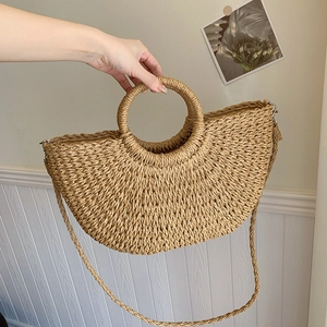 Sac à main demi-lune minimaliste en paille tissée avec poignée ronde pour la plage