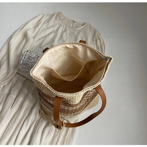 Détail de l'intérieur spacieux avec doublure en tissu et fermeture éclair du sac paille