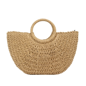 Sac de plage en paille tressée avec poignée ronde et design semi-circulaire pour l'été