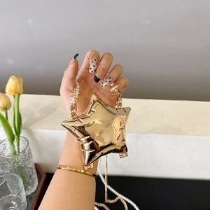 Sac de soirée chic en forme d'étoile dorée avec bandoulière perle et fini brillant