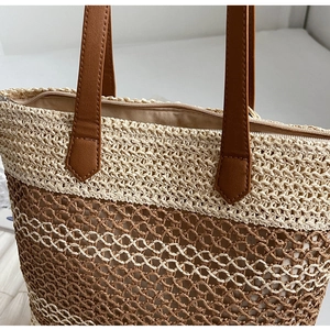 Gros plan sur le motif tissé à carreaux et le zip de ce sac fourre-tout de plage