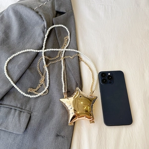 Mini sac de soirée doré en forme d'étoile avec bandoulière en perles et chaîne