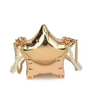 Pochette étoile dorée avec finition miroir et bandoulière en perles sur fond blanc