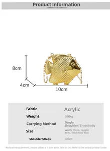 Dettaglio pochette a forma di pesce in acrilico dorato con squame e catena metallica