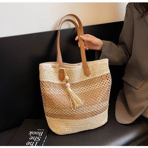 Détail du sac de plage tressé avec motif à carreaux, maille large et pompon élégant