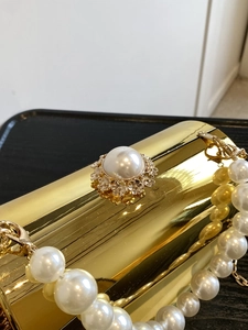 Sac de soirée miroir doré luxueux avec fermoir perle et bandoulière perle amovible