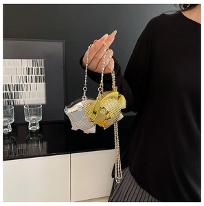 Dettaglio di eleganti borse da sera a forma di pesce in oro e argento con trama a scaglie