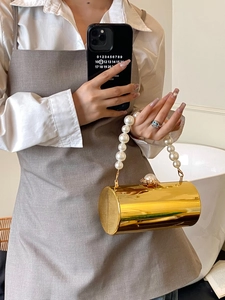 Pochette de soirée cylindrique dorée avec anse en perles et fermoir floral de luxe