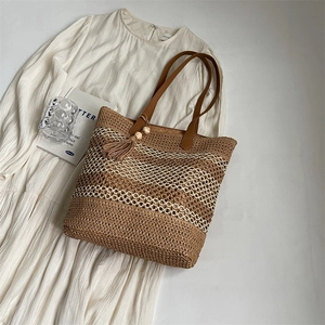 Sac fourre-tout tissé à carreaux avec poignées en cuir marron et pompon sur robe